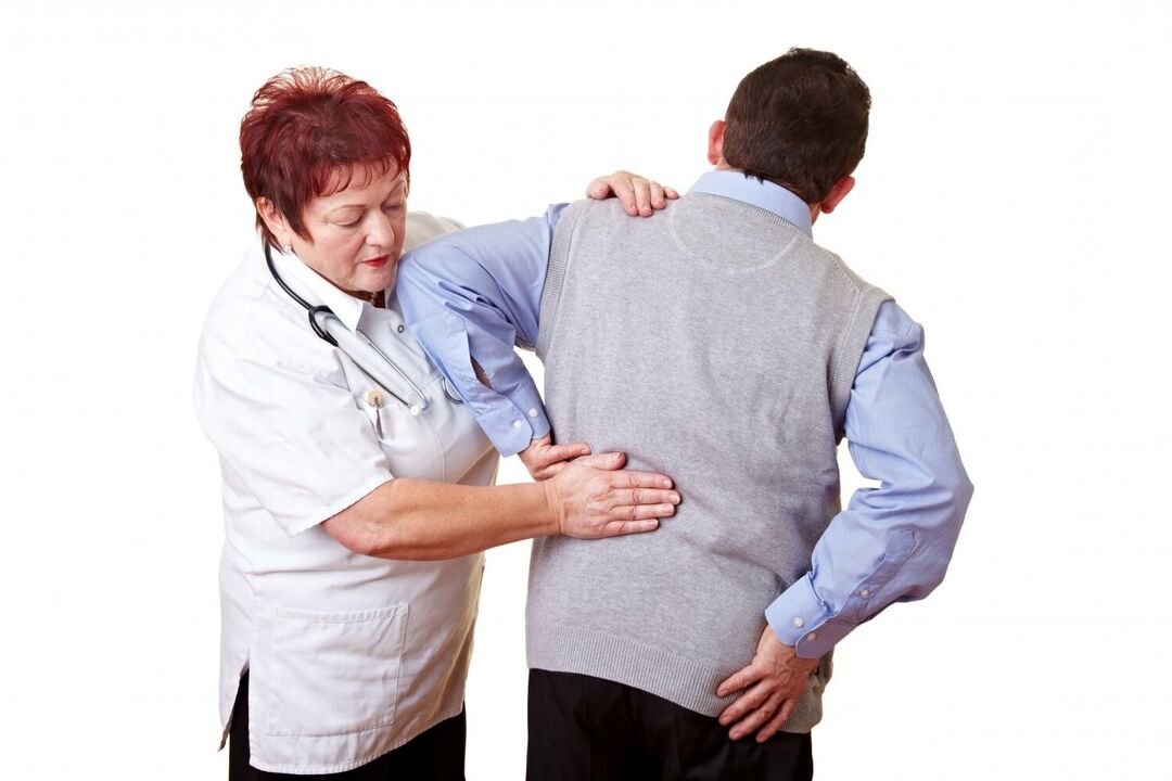 лекар, преглеждащ пациент с болки в гърба