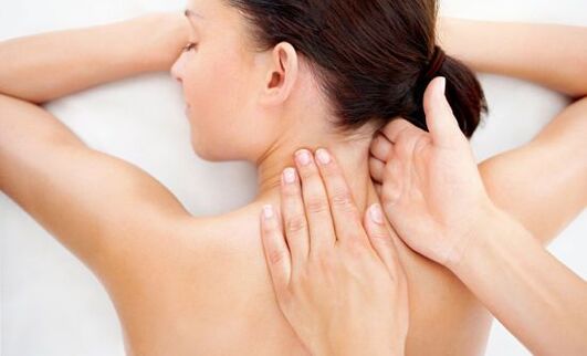 Масажът на шията спомага за отпускане на мускулите, облекчаване на напрежението и болката